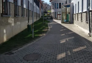 Nowoczesna szkoła z zielonymi dziedzińcami i integracją z przyrodą na Białołęce w Warszawie