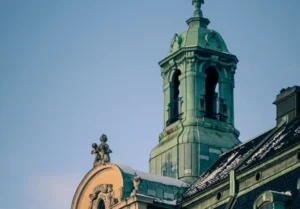 Nowy dach Teatru Słowackiego w Krakowie z przywróconymi detalami architektonicznymi