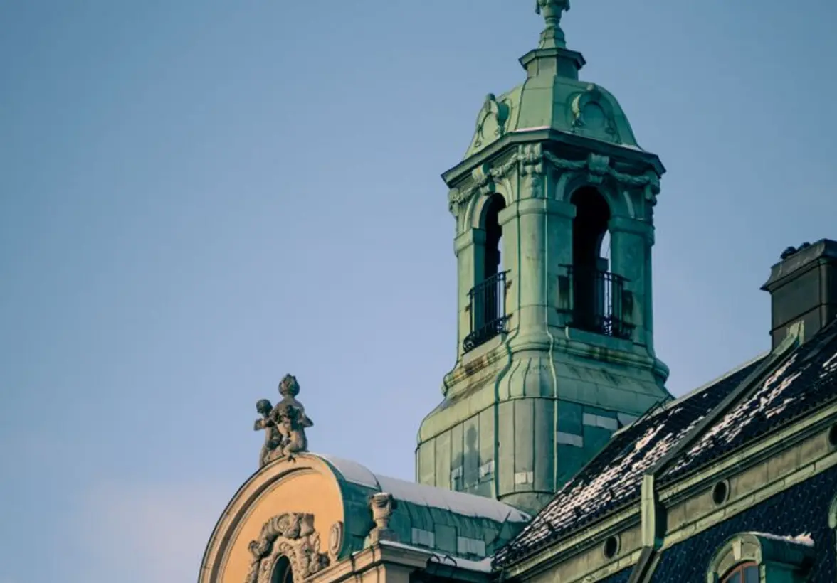 Nowy dach Teatru Słowackiego w Krakowie z przywróconymi detalami architektonicznymi