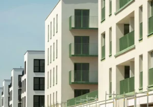 Wizualizacja budynku wielorodzinnego Constructa Plus na Rynku Łazarskim w Poznaniu z ceglaną elewacją i dużymi przeszkleniami