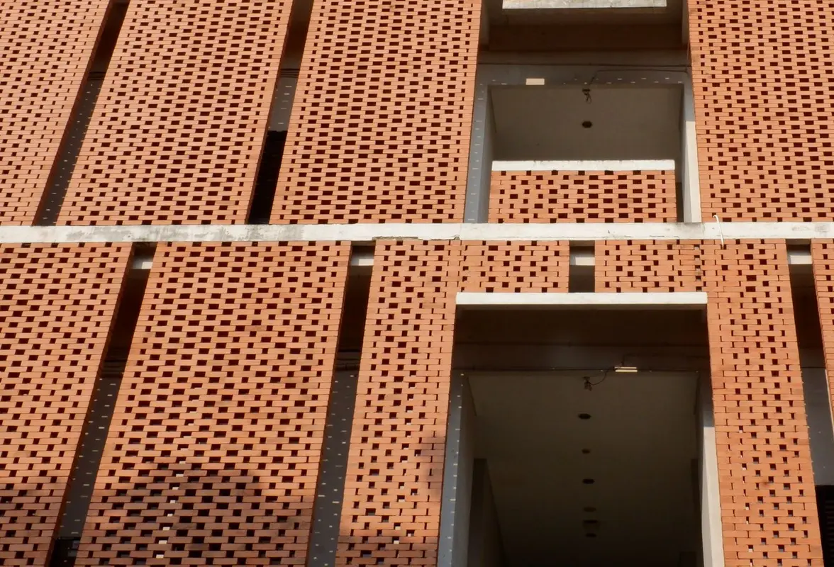Nowy budynek przedszkola i żłobka z ceglaną elewacją w Bieruniu inspirowany architekturą śląską